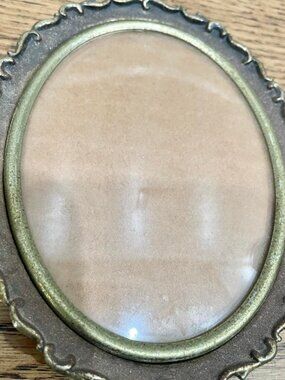Vintage Convex Glass 3x4” Oval Brass Metal Picture Frame